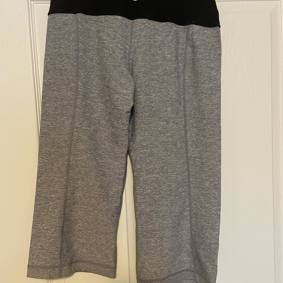 Reversible Lululemon Crops - Picture 3 of 4